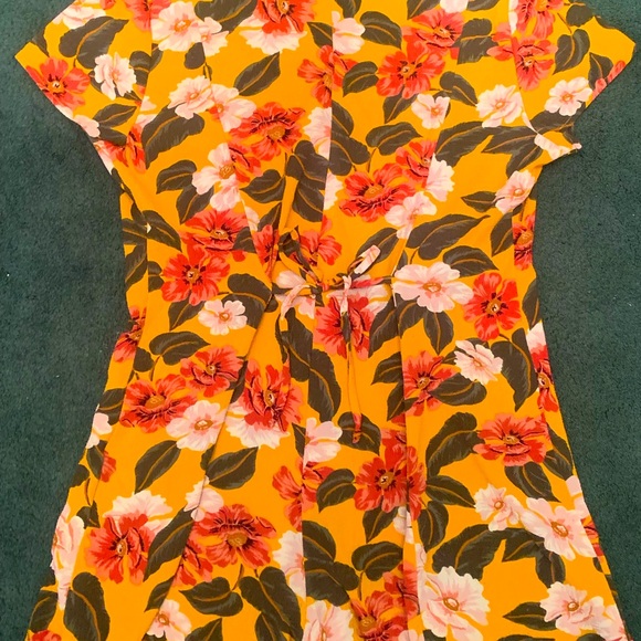 Show Me Your MuMu Floral Buttoned Romper Size Medium - Picture 4 of 6